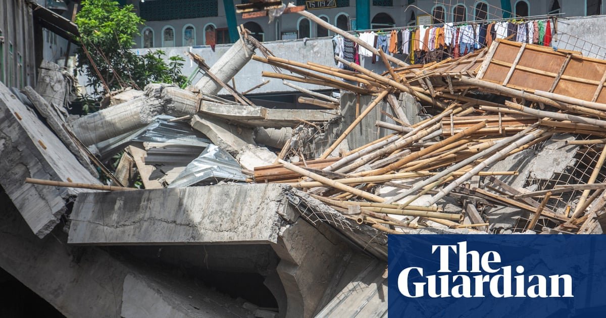 Indonesia school collapse: one dead, 65 buried under rubble as rescuers race to find survivors | Indonesia Indonesia school collapse: one dead, 65 buried under rubble as rescuers race to find survivors | Indonesia