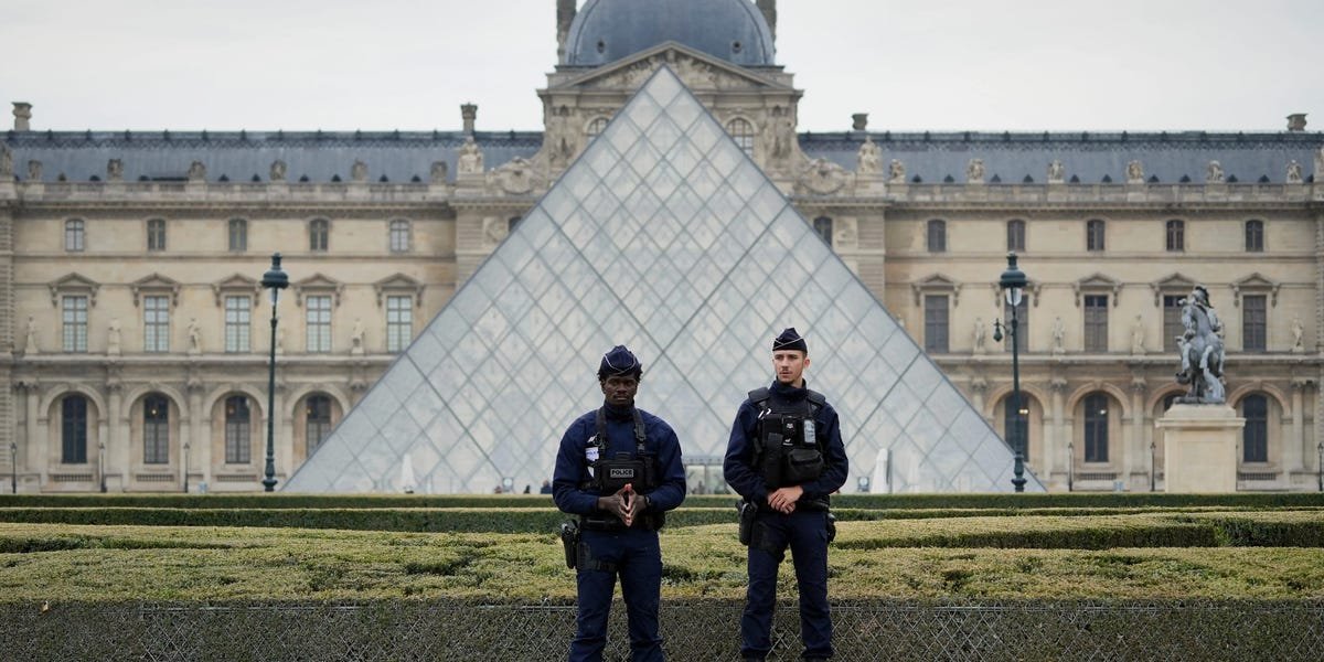 Paris’ Louvre Museum Closes Following Robbery Paris’ Louvre Museum Closes Following Robbery