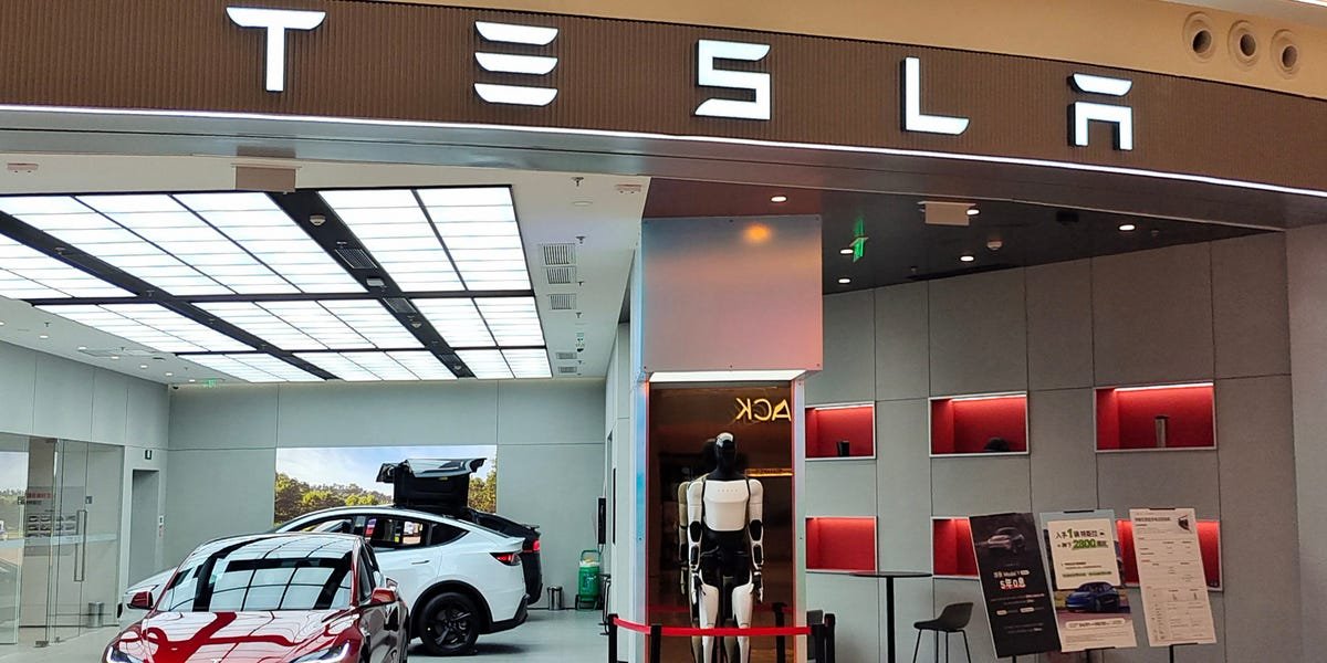 Tesla Q3 Earnings: Investors Await Updates From Elon Musk on Robotaxis, AI