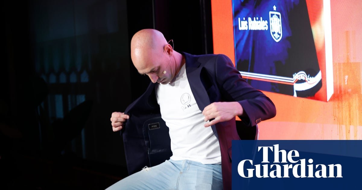 Luis Rubiales has eggs thrown at him during book launch in Madrid | Soccer