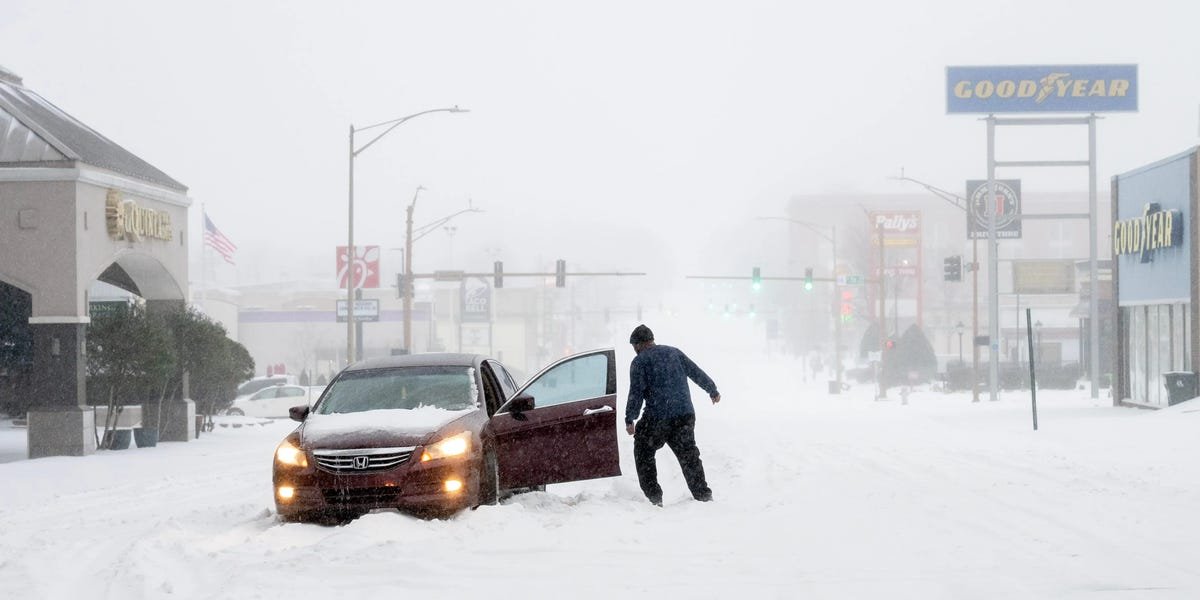 Huge Winter Storm Barrels Toward East Coast, Heavy Snow Continues